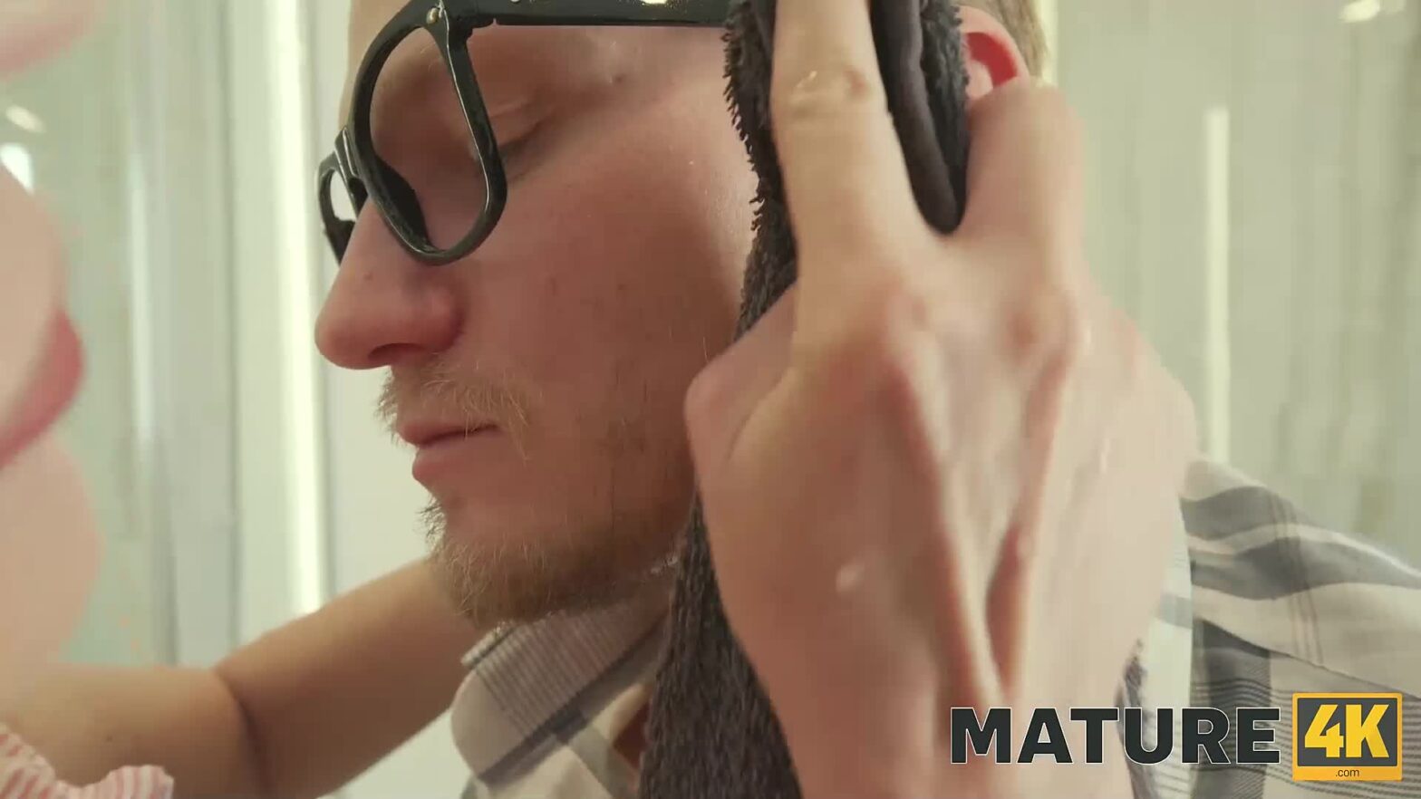 Bà cô nội trợ hồi xuân lén bạn con trai