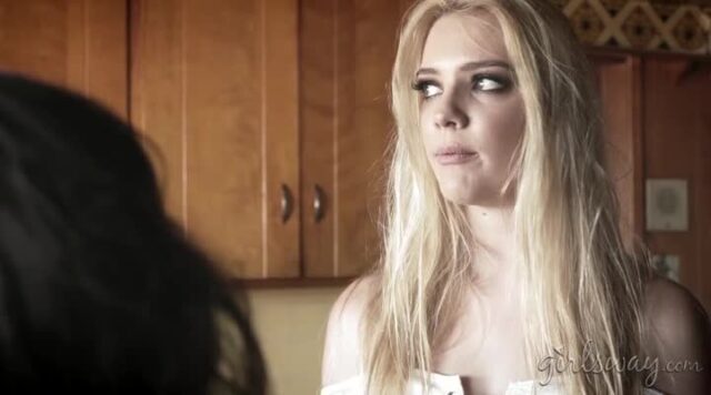 Mấy em les xinh rủ chơi cắt kéo tập thể