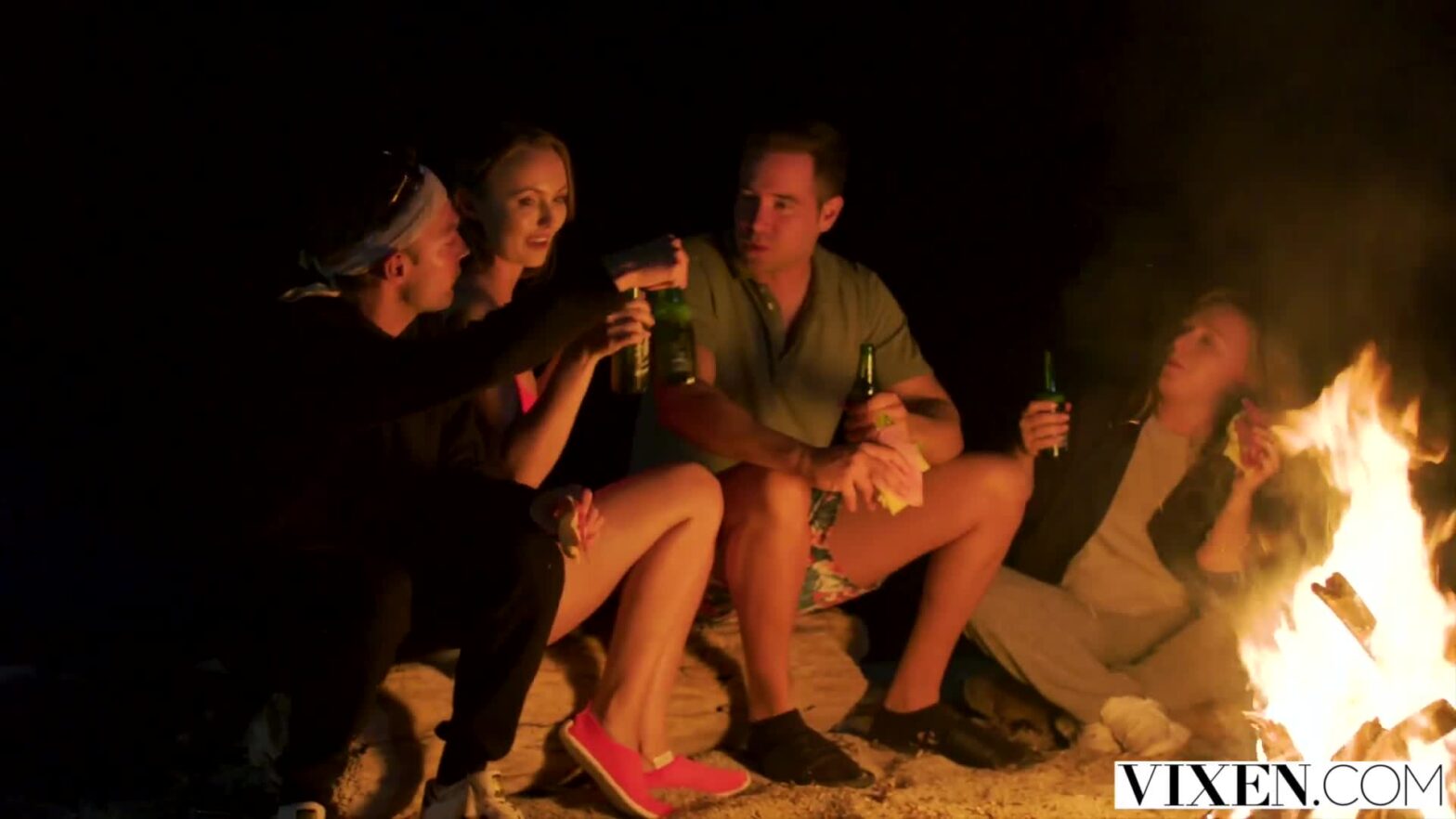 Cắm trại dâm đãng cặp đôi trả bài vội tại bãi biển sóng vỗ bím